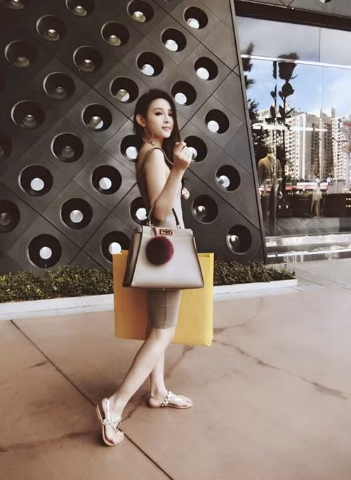 Hot girl khoe chiếc túi xách của thương hiệu fendi kèm theo bugbag có giá gần 100 triệu.