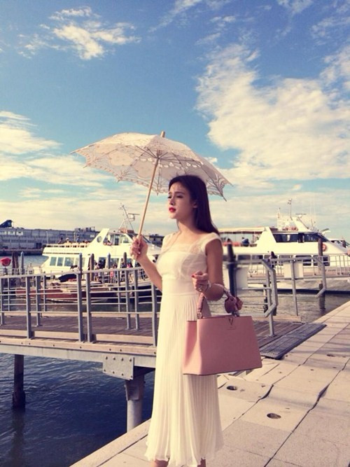 Trên trang cá nhân, Huyền Baby cũng thường xuyên chia sẻ những hình ảnh về các chuyến đi du lịch dài ngày ở nước ngoài như Châu Âu, Singagpore… Cô ở tại phòng Tổng thống tại những khách sạn đẳng cấp…