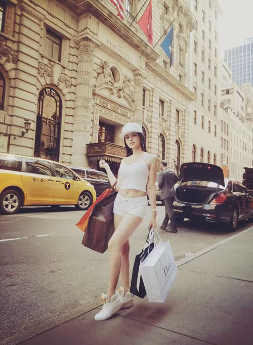Thành quả mỗi lần mua sắm của hot girl đều khiến các tín đồ thời trang phải ghen tị.