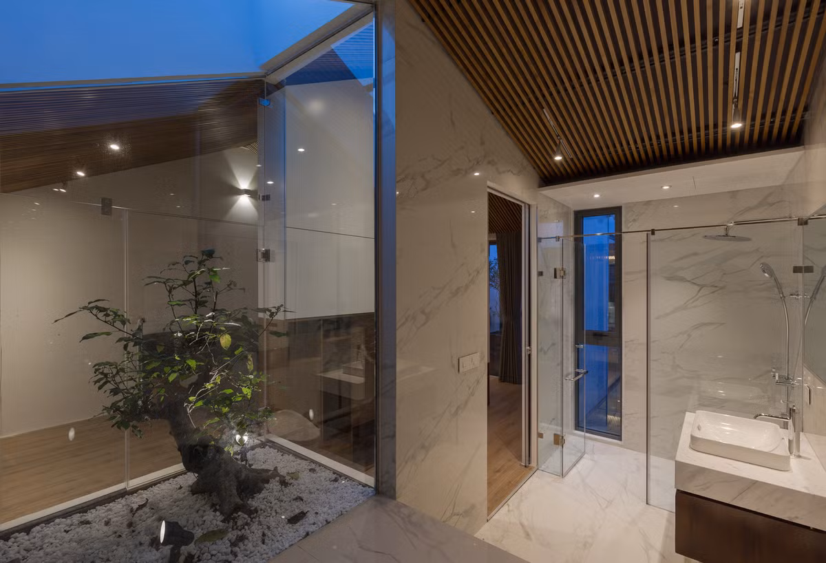 Cây xanh được trồng ở các ngóc ngách trong nhà nhằm giúp lọc không khí.