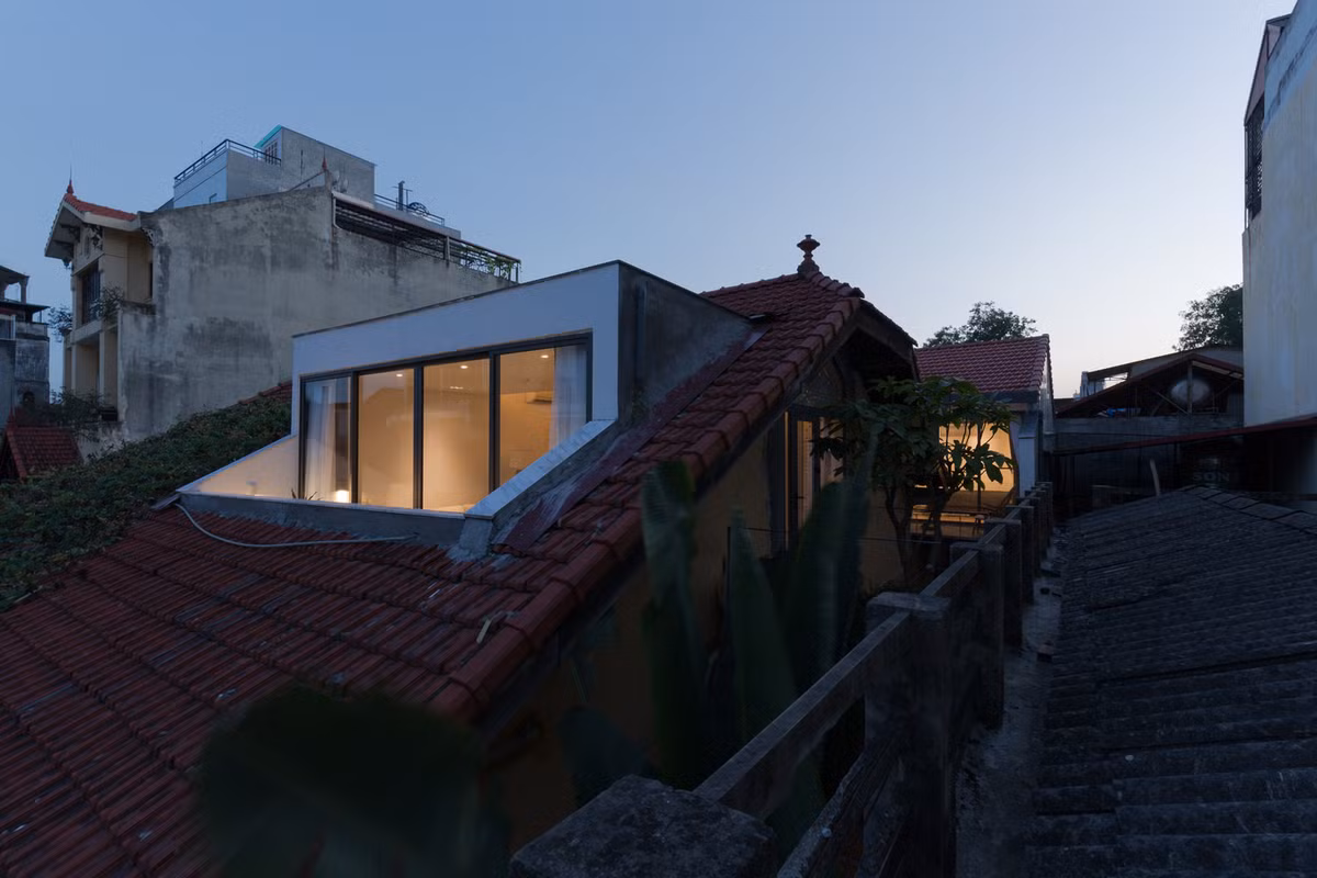 Nhờ kiểu mái độc này, ngôi nhà độc đáo này luôn thoáng đãng và sáng sủa.