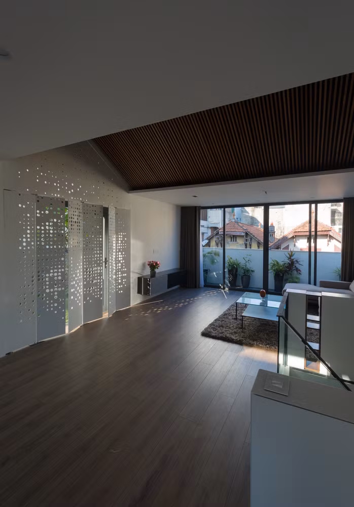 Khi nắng gắt, gia chủ có thể khép cửa gấp lại và kéo rèm che.