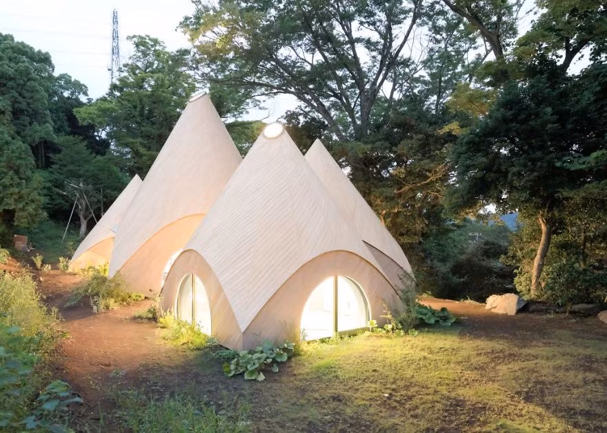 Buổi đêm, khu nhà nghỉ dưỡng lên đèn sáng rực.