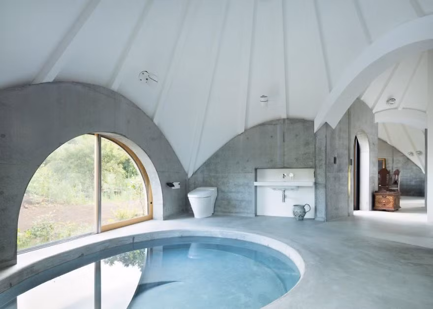 Bể bơi nằm gần các cánh cửa kín nên luôn thoáng đãng, với tầm nhìn ra thiên nhiên xung quanh.