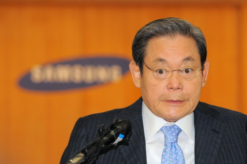 Cụ thể, ngày 21/7, một video được hãng tin online Hàn Quốc Newstapa đăng tải cho thấy cảnh Chủ tịch Samsung Lee Kun-Hee trả tiền cho gái mại dâm tại nhà riêng, mà theo trang tin tức này cho biết họ nhận được cảnh quay này hồi tháng 4/2016 thông qua một nhân vật nặc danh. Sau đó, tập đoàn Samsung đã phải đưa ra lời xin lỗi đến dư luận trước scandal.