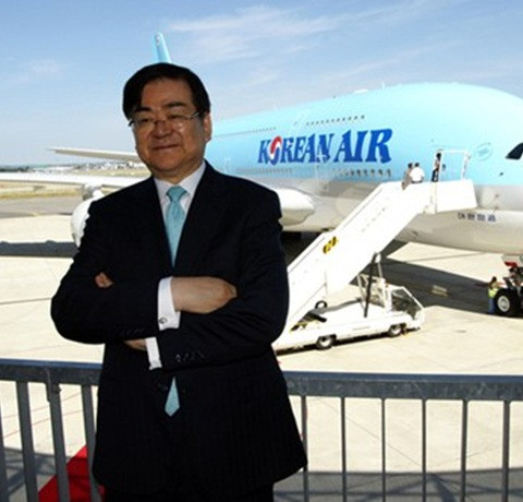 Hanjin Shipping (thuộc Hanjin Group) thì lại là nạn nhân của thương mại toàn cầu đi xuống. Gần đây, tập đoàn này đã phải nộp đơn xin tòa án tạm thời kiểm soát tài sản. Ông Cho Yang Ho, là chủ tịch tập đoàn vận tải Hanjin bao gồm các công ty lớn như Korean Air, công ty vận chuyển Hanjin Shipping và Hanjin Transportation. Đây không phải lần đầu tiên công ty của ông Cho gặp rắc rối nghiêm trọng như vậy.