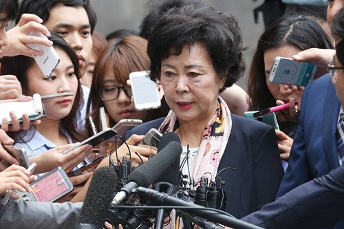 Tháng 7 vừa qua, bà Shin Young-ja, con gái người sáng lập Lotte Shin Kyuk-ho, đã bị bắt và truy tố tội tham nhũng và biển thủ. Bà hiện là lãnh đạo Hotel Lotte, bị điều tra vì nghi ngờ nhận hối lộ từ một hãng mỹ phẩm để đổi lấy vị trí bày hàng tại các điểm bán miễn thuế của Lotte. Bà còn bị cho là biển thủ hơn 4 tỷ won (3,5 triệu USD) từ một công ty của con trai.