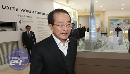 Phó chủ tịch Lee chết chỉ vài giờ trước buổi triệu tập với cơ quan công tố để điều tra về scandal biển thủ, lập quỹ đen và trốn thuế tại tập đoàn này. Ngoài gia đình sáng lập Lotte, ông Lee là người có chức vụ cao nhất tại đây. Cái chết của ông vì thế càng làm trầm trọng thêm cuộc khủng hoảng tại tập đoàn đa ngành gia đình lớn thứ 5 Hàn Quốc.