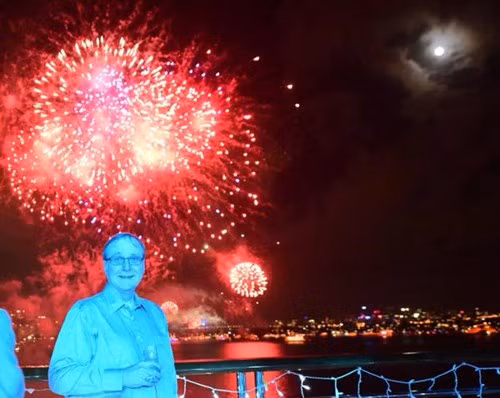 Năm 2015, tỷ phú Paul Allen đã tổ chức một bữa tiệc xa xỉ trên du thuyền Octopus, vốn đã được neo đậu tại cảng Sydney (Úc). Chương trình bắn pháo hoa ngoạn mục là tiêu điểm của bữa tiệc này. Những "bữa tiệc nổi" đắt đỏ trên du thuyền đã giúp tên tuổi của Allen nổi tiếng trong giới công nghệ và giải trí. Trong Liên hoan phim Cannes, ông cũng tổ chức một bữa tiệc dành cho các diễn viên, nhạc sĩ và nhiều người nổi tiếng.