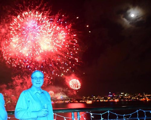 Năm 2015, tỷ phú Paul Allen đã tổ chức một bữa tiệc xa xỉ trên du thuyền Octopus, vốn đã được neo đậu tại cảng Sydney (Úc). Chương trình bắn pháo hoa ngoạn mục là tiêu điểm của bữa tiệc này. Những "bữa tiệc nổi" đắt đỏ trên du thuyền đã giúp tên tuổi của Allen nổi tiếng trong giới công nghệ và giải trí. Trong Liên hoan phim Cannes, ông cũng tổ chức một bữa tiệc dành cho các diễn viên, nhạc sĩ và nhiều người nổi tiếng.