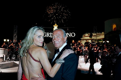 Tỷ phú kim cương này đã thuê cả một dàn nhạc giao hưởng về chơi nhạc và tổ chức trình diễn pháo bông trong suốt đêm tiệc. Mỗi bữa tiệc xa hoa này ước tính tiêu tốn vài triệu USD.