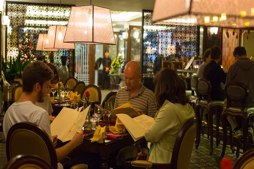 Hệ thống nhà hàng trong khách sạn cũng rất sang trọng.