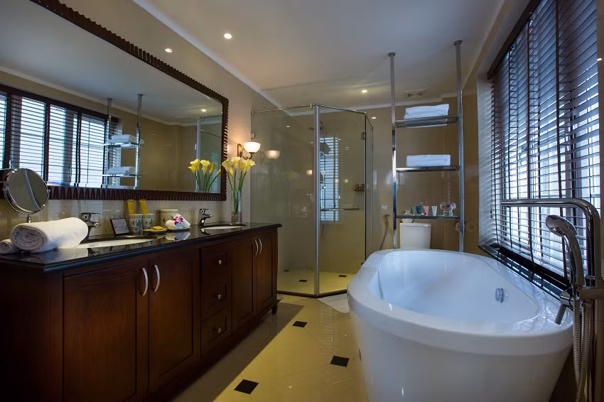 Phòng tắm rộng rãi với đầy đủ tiện nghi như tắm bồn, tắm vòi sen...