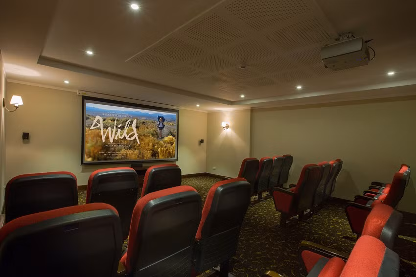 Khách sạn còn có cả phòng chiếu phim phục vụ khách hàng.