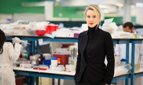 Mới năm ngoái, Elizabeth Holmes - nhà sáng lập Theranos còn là nữ tỷ phú tự thân giàu nhất nước Mỹ với 4,5 tỷ USD. Nhưng hôm qua, tạp chí Forbes thông báo đã hạ tài sản ước tính của nữ tỷ phú xinh đẹp xuống 0. Họ cũng loại Holmes ra khỏi danh sách người giàu.