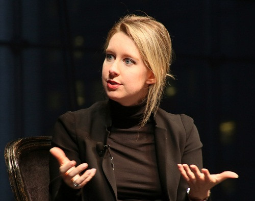 Elizabeth Holmes sáng lập Theranos ở tuổi 19 bằng vốn đầu tư mạo hiểm vào năm 2003 với mục tiêu chuẩn hóa và chính thức hóa các xét nghiệm máu qua thiết bị cầm tay Edison.
