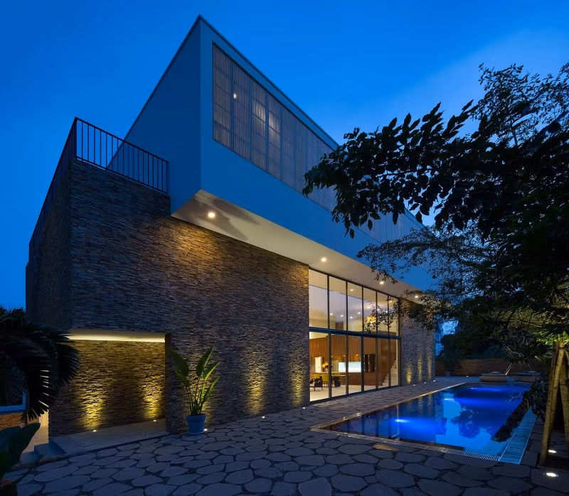 Về đêm, căn nhà nổi bật với ánh sáng lung linh.