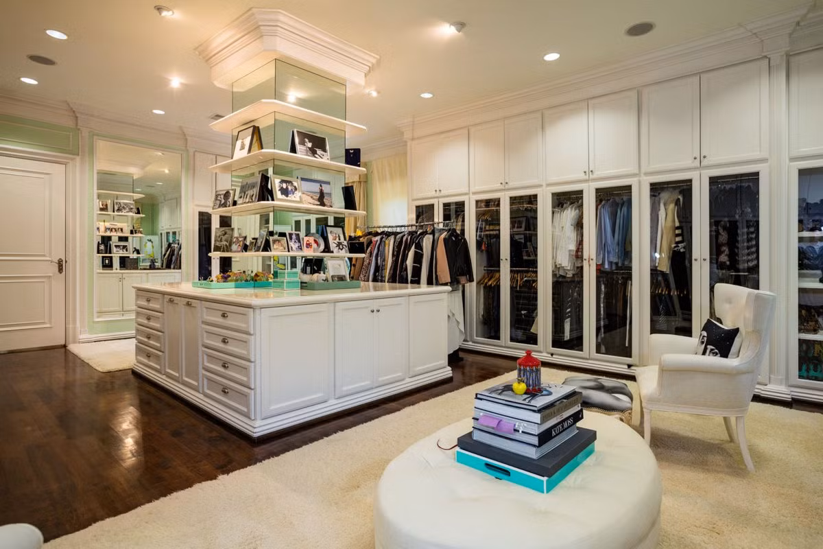 Phòng thay đồ của chủ biệt thự trưng bày rất nhiều quần áo thời trang giống như một cửa hàng.