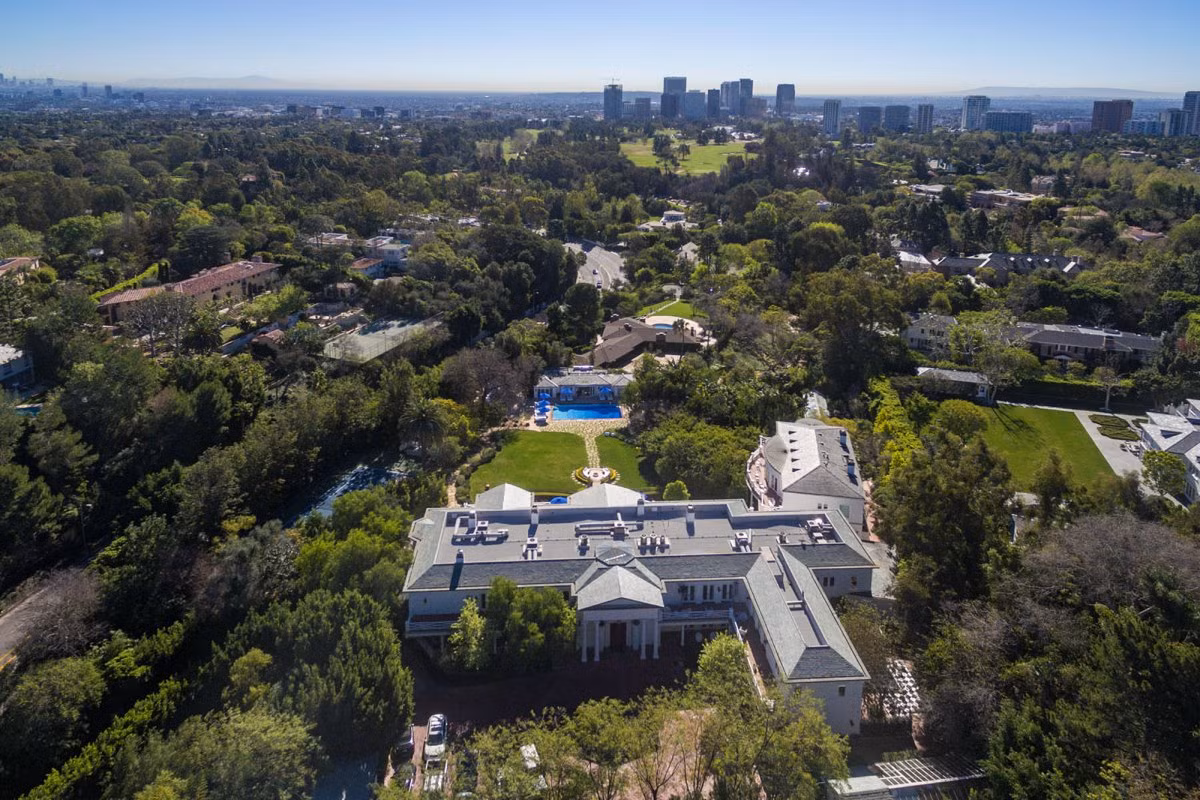 Max Azria - nhà thiết kế thời trang nổi tiếng của Mỹ sở hữu một căn biệt thự rộng tới gần 3.000m2 tại đồi Holmby, Los Angeles, Mỹ.