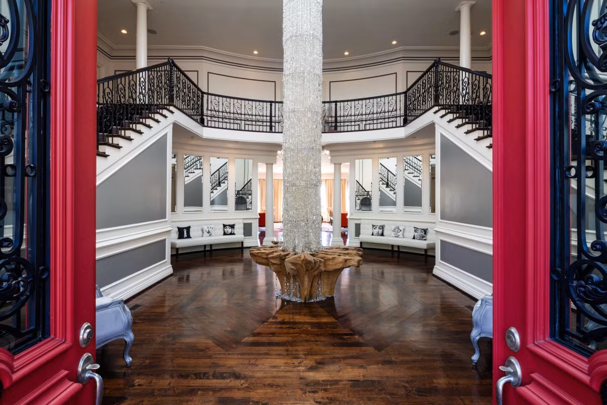 Biệt thự triệu đô này gây ấn tượng với cột đèn chùm ở sảnh chính được tạo thành từ 150.000 viên đá quý với chiều cao tương đương với 2 tầng nhà.