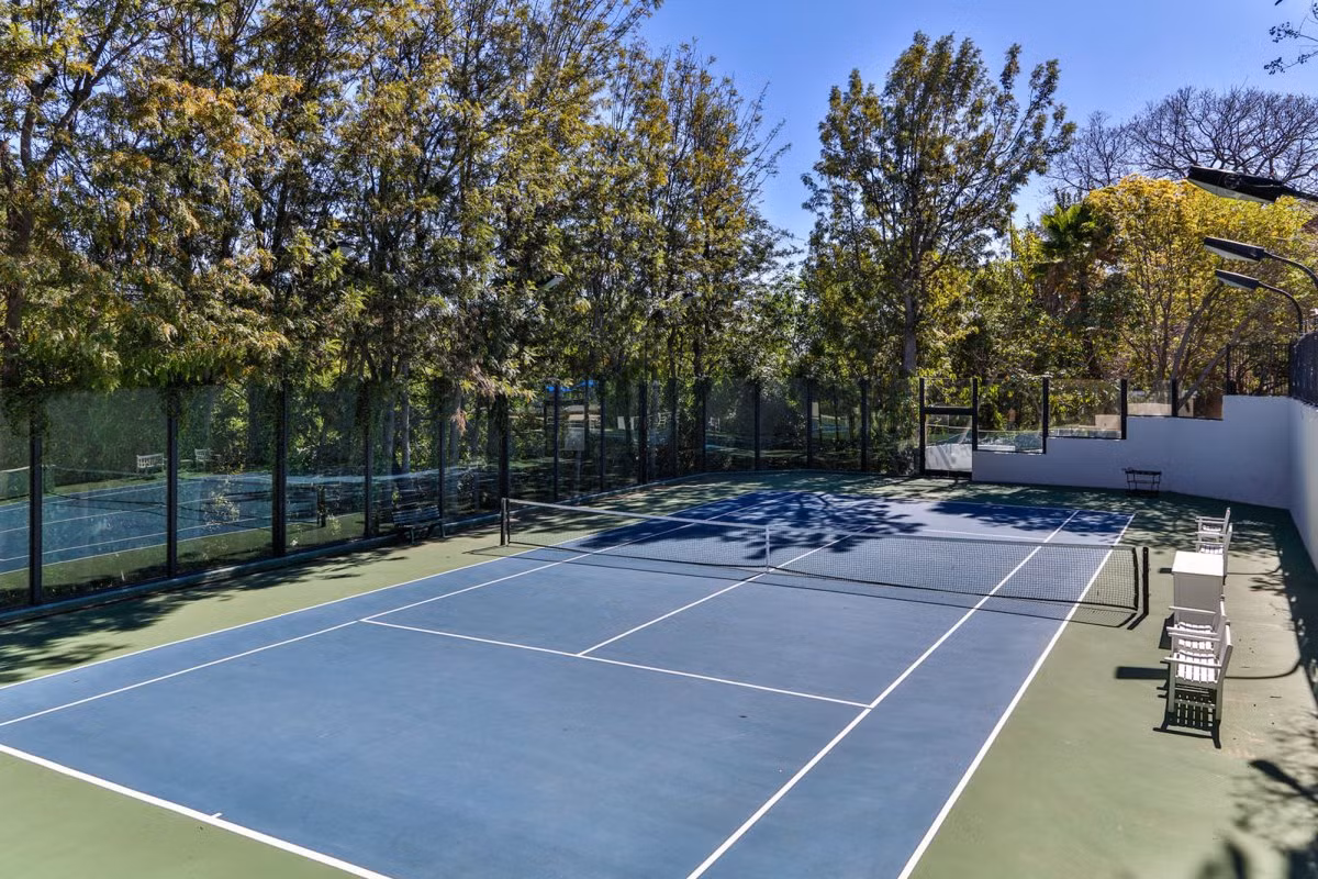 Sân tennis rộng rãi.