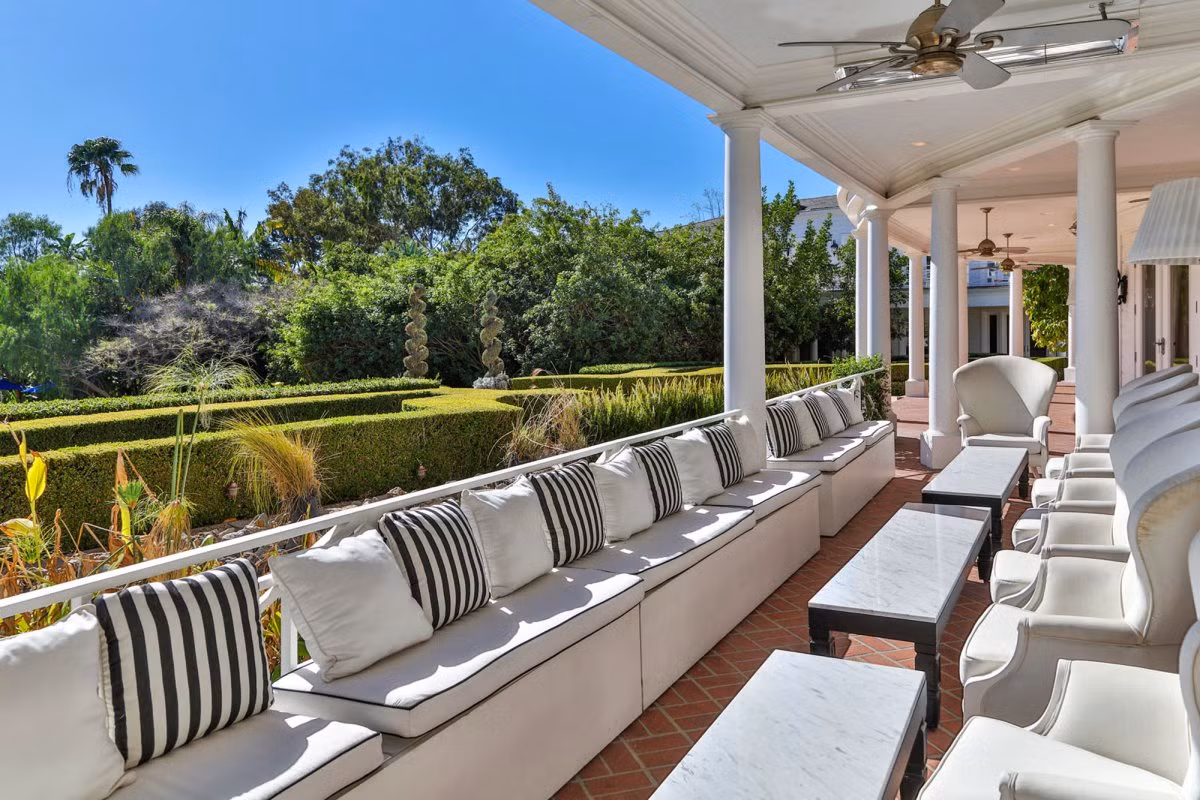 Những chỗ ngồi ngoài trời để chủ nhân thư giãn.