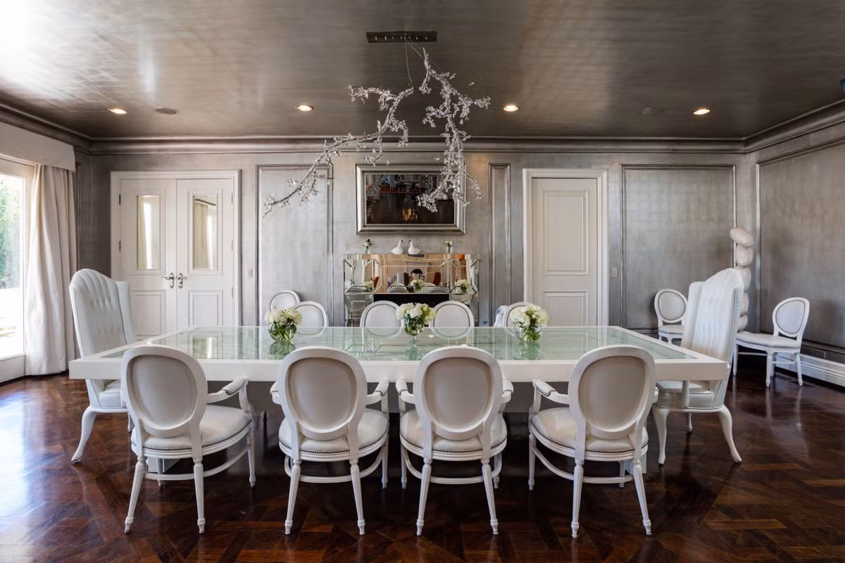 Phòng ăn với trần bạc đánh bóng tạo cảm giác sang chảnh.