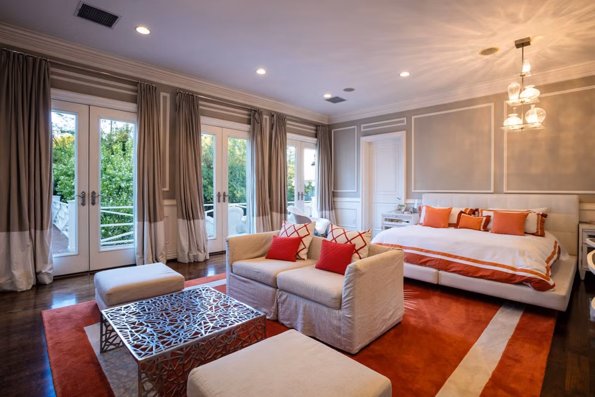 Phòng ngủ lớn trong số 17 căn phòng ngủ của biệt thự.