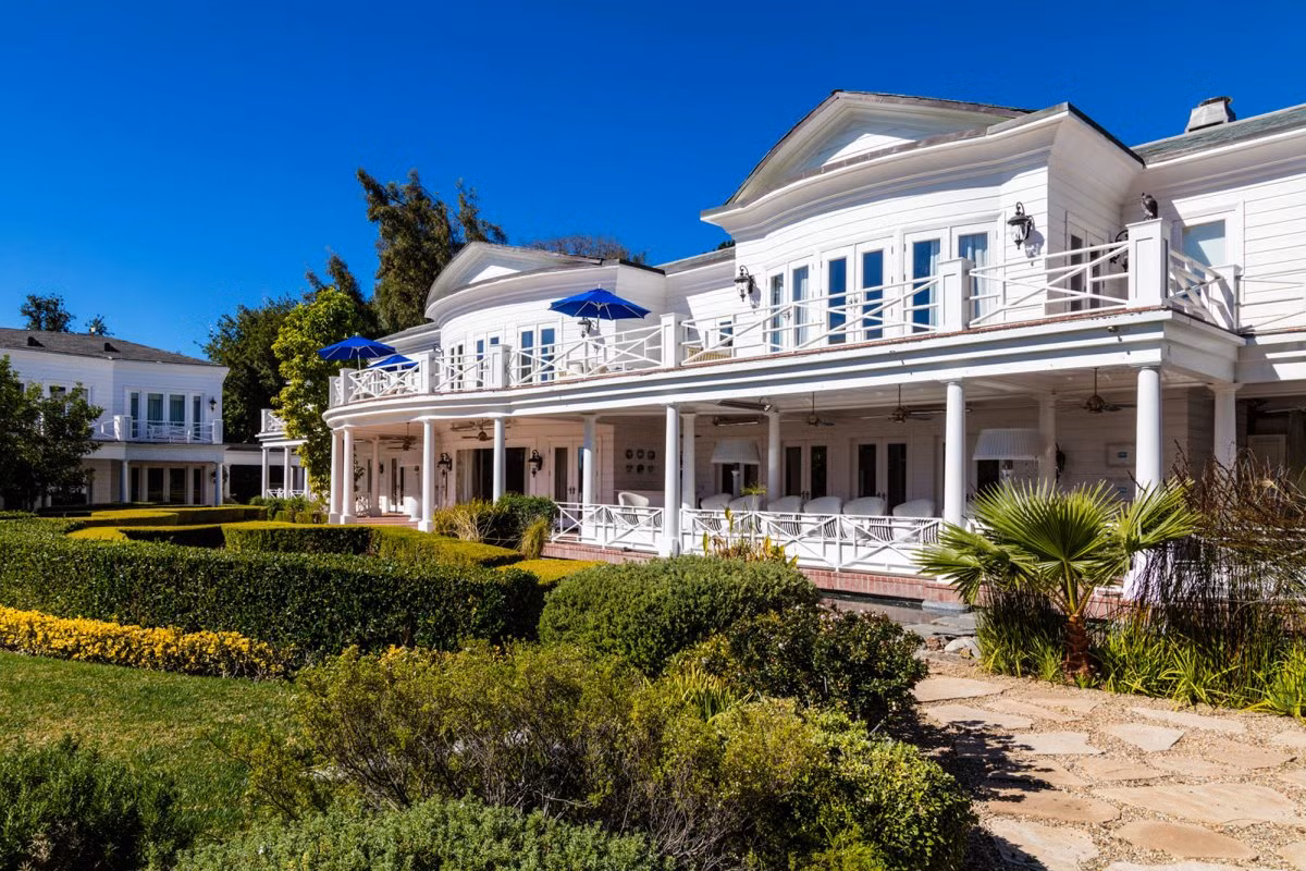 Căn biệt thự 60 phòng này được gọi là "Maison du Soleil", có tất cả 17 phòng ngủ, hồ bơi trong nhà và ngoài trời, sân tennis, một rạp chiếu phim rộng rãi, trung tâm thể dục, nhà kính, vườn tược xanh tươi...