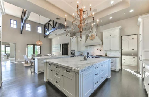 Nhà bếp hiện đại và đầy đủ tiện nghi với nội thất màu trắng sang trọng.