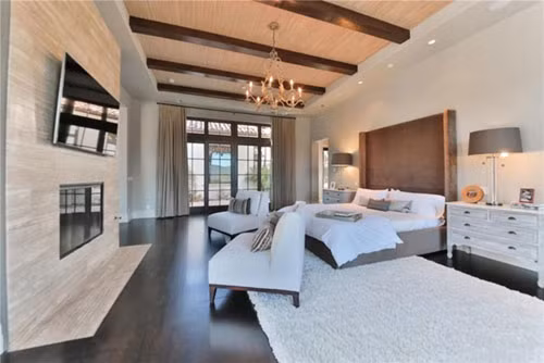 Phòng ngủ chính của khu biệt thự cũng có nội thất màu trắng tinh tế.