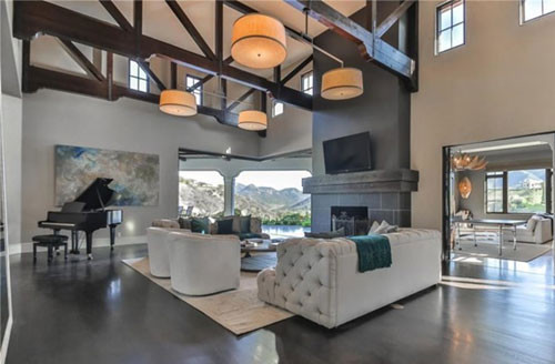 Ngoài các không gian riêng, biệt thự của nữ ca sĩ còn có rất nhiều tiện ích như phòng chơi game, xem phim, phòng làm việc, nhà bếp...