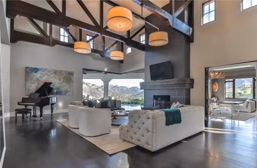 Ngoài các không gian riêng, biệt thự của nữ ca sĩ còn có rất nhiều tiện ích như phòng chơi game, xem phim, phòng làm việc, nhà bếp...