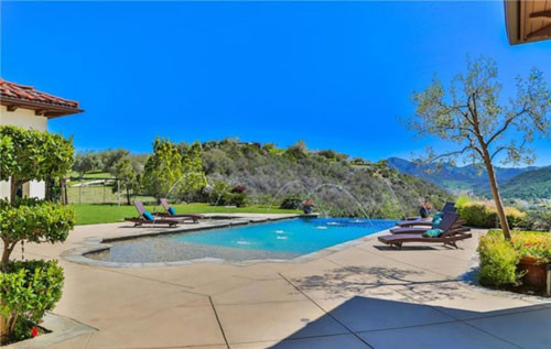 Biệt thự có bể bơi rộng lớn và view tuyệt đẹp.