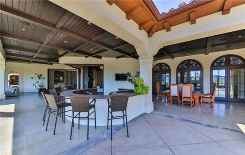 Britney Spears và các con hiện sống ở Las Vegas để tiện tham gia các show tại đây, chính vì thế, cô ít sử dụng ngôi nhà tại California.