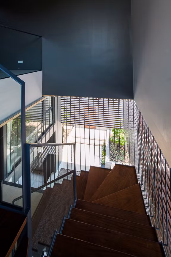 Các cầu thang trong nhà được thiết kế để luôn nhận được ánh sáng tự nhiên và không khí thoáng mát.
