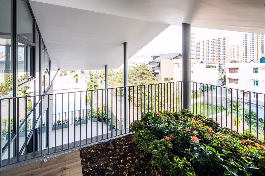 Vườn hoa tươi tốt trên tầng trên cùng.