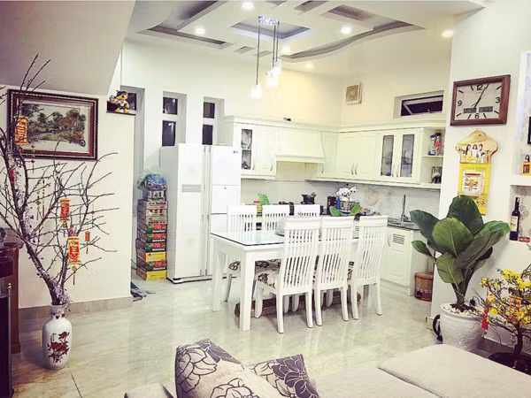 Nội thất phòng khách và nhà bếp được bày biện ngăn nắp, sạch sẽ. Gia đình Phạm Hương đã hoàn thiện căn nhà mới vào tháng 10/2015 trên nền đất của ngôi nhà cũ.