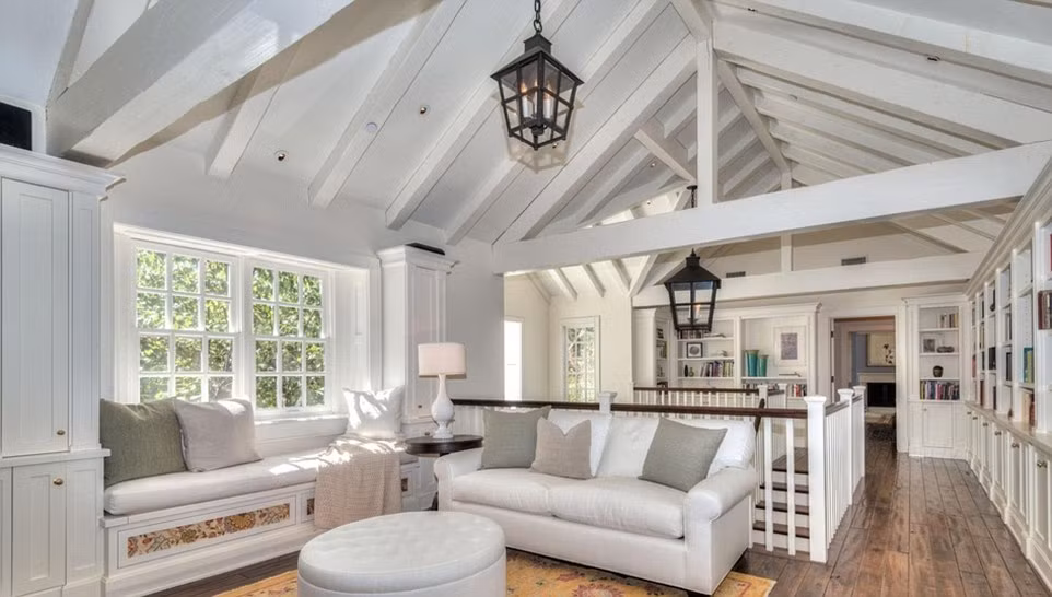 Adele đã bí mật mua nó cách đây một tháng, nhưng vẫn chưa dọn đến sống vì đang bận lưu diễn.