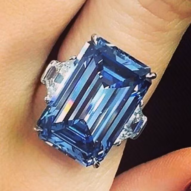 Trong một nghiên cứu công bố trước đây, chỉ 0,1% kim cương tìm thấy có màu xanh đậm kiểu này.