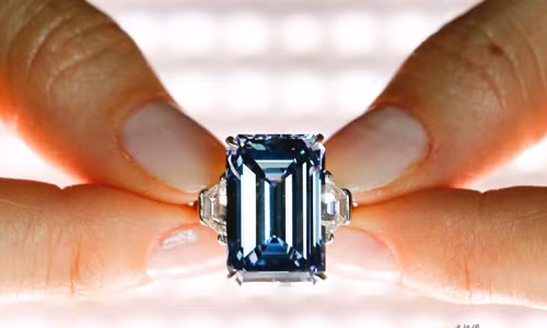 Viên kim cương xanh khổng lồ sẽ là kiệt tác được chú ý nhất tại cuộc đấu giá ở khách sạn Four Seasons tại Geneva, Thụy Sĩ ngày 18/5 tới đây.