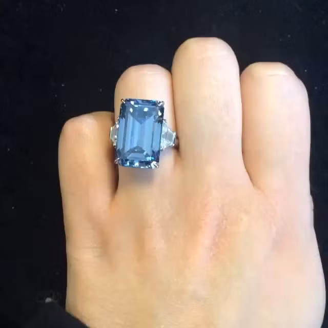 Ông Philip, chủ nhân của viên kim cương cho biết, ông chọn viên Oppenheimer Blue vì vẻ đẹp tuyệt hảo, tỷ lệ quy chuẩn và màu sắc không thể chê vào đâu được.