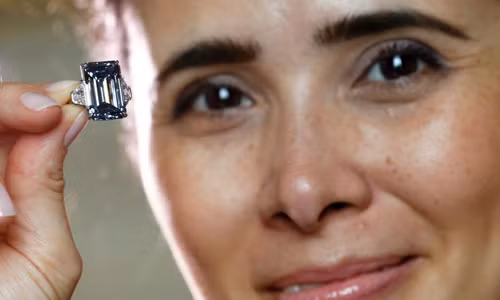 Đây là báu vật mới nhất trong lịch sử các viên kim cương xanh được đấu giá ở Christie.