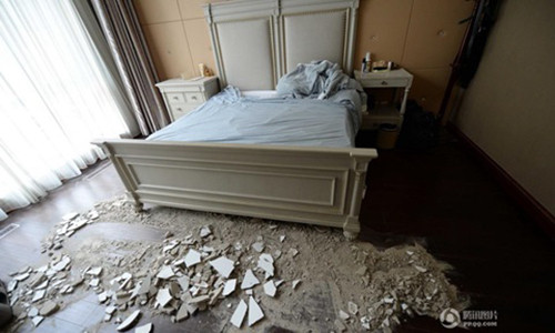 Theo tờ QQ, bà Zhao (chủ nhân một căn hộ đắt tiền ở Bắc Kinh, Trung Quốc) hốt hoảng khi một mảng trần của biệt thự tiền tỷ bong tróc và rơi xuống sàn sau khi thức dậy. Rất may, sau sự việc không ai bị thương.