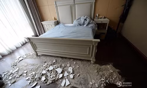 Theo tờ QQ, bà Zhao (chủ nhân một căn hộ đắt tiền ở Bắc Kinh, Trung Quốc) hốt hoảng khi một mảng trần của biệt thự tiền tỷ bong tróc và rơi xuống sàn sau khi thức dậy. Rất may, sau sự việc không ai bị thương.