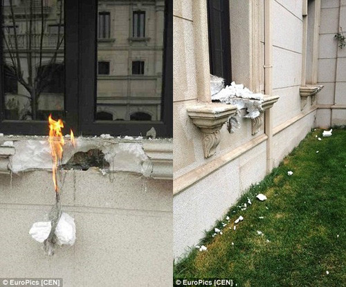 Nhiều mảng tường của biệt thự được xây dựng bằng nhựa xốp dễ bắt cháy.