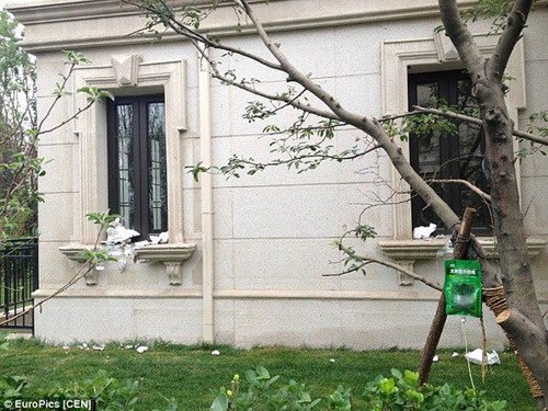 Hồi năm ngoái, cũng tại Trung Quốc, một khách hàng ở tỉnh Sơn Tây mua biệt thự đã tá hỏa khi phát hiện gờ tường bên ngoài cửa sổ của biệt thự có tường độn xốp, khi cho bật lửa lại gần thì xốp bắt lửa gây cháy.