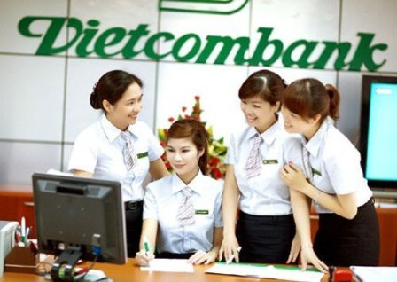 Trong khi Vietinbank tăng lương tới 3,3 triệu đồng/tháng cho người lao động thì Vietcombank lại cắt giảm thu nhập nhân viên gần 3 triệu đồng/tháng. Tuy vậy cho tới thời điểm này, dù bị cắt giảm sốc nhưng lương tại Vietcombank vẫn cao nhất hệ thống ngân hàng Việt.