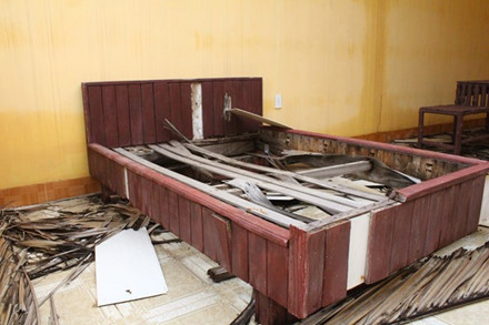 Cả khu nghỉ dưỡng này gồm có dãy phòng nghỉ hàng chục phòng, hồ bơi, khu nhà hàng... bị dầm mưa dãi nắng từ ngày này qua tháng khác.