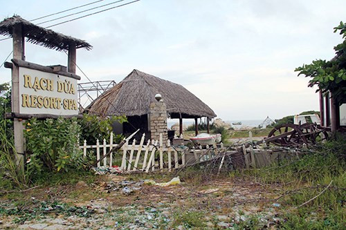 Có resort đang xây dựng dở dang, có công trình xây dựng gần xong nhưng đã bị bỏ hoang nhiều năm nay. Ảnh: Khu nghỉ dưỡng bị bỏ hoang gần 10 năm nay có tên Rạch Dừa.